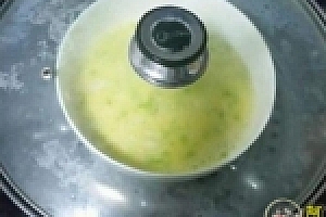 鸡蛋羹的正确做法,很多人直接加清水,大错特错,难怪有蜂窝