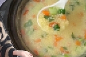 天冷了来碗小米粥暖暖胃,这样做粘稠美味营养不流失 Millet porridge makes the soup thick and delicious and no nutrition is lost.