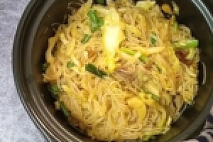 肉末粉丝煲这样做,色泽鲜亮有食欲,做法简单易学,味道特赞 Minced meat vermicelli cooked in this way is very appetizing